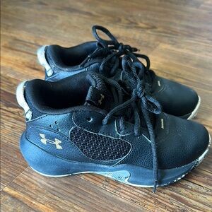 Under Armour Black Sneakers Sleek Athletic Design
